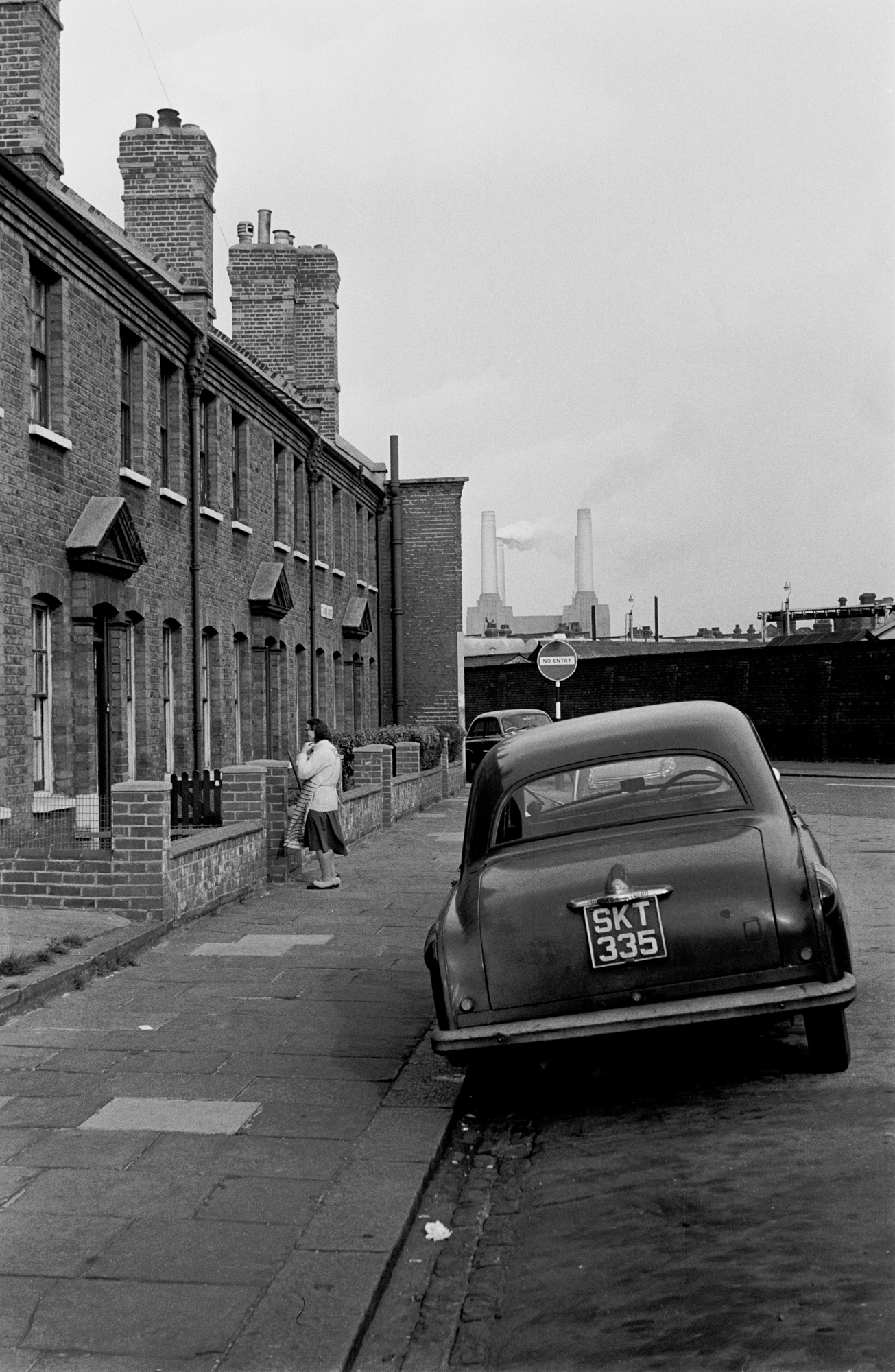 LONDON LIFE - Leaning Car - Battersea - 1973